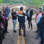 Imagem mostra secretário Costella reunido com homens e mulheres sobre a ponte que será reconstruída entre São Valentim do Sul e Santa Tereza, na Serra gaúcha