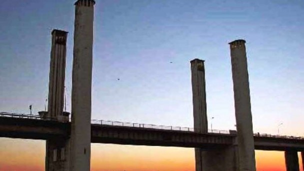 Imagem mostra Ponte do Guaíba, no entardecer, com destaque para o vão móvel.