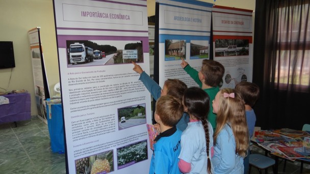 Alunos observam painéis de exposição da Rota do Sol