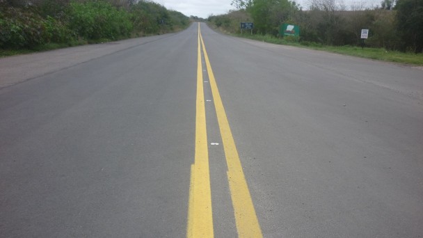 A foto mostra a rodovia ERS-640 em trecho reto, com asfalto em boas condições e pintura renovada.