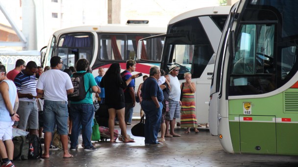 Usuários aguardam embarque em estação rodoviária