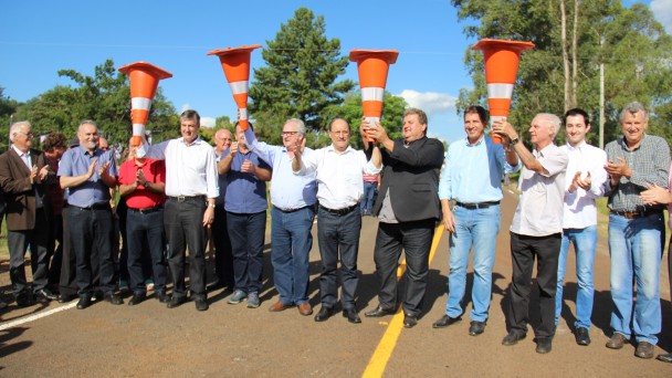 Na foto, o governador José Ivo Sartori e demais autoridades levantam os cones de sinalização para simbolizar a inauguração do trecho restaurado da ERS-561, entre São Nicolau e Roque Gonzales.