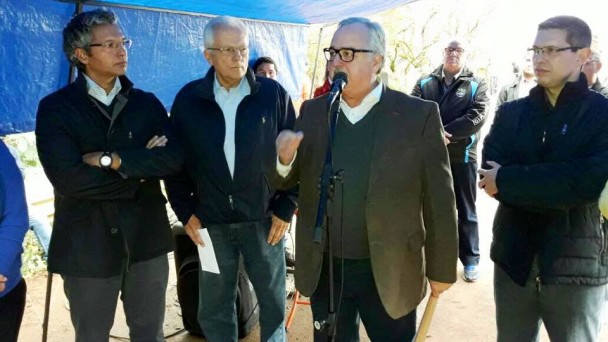 A foto mostra o secretário dos Transportes, Pedro Westphalen, o vice-governador José Paulo Cairoli, o superintendente do Daer Fabiano Oliveira e demais autoridades no ato de inauguração da nova ponte do Caverá, em Alegrete.