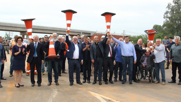 Foto mostra autoridades políticas e regionais erguendo os cones de interdição de trânsito, em ato de inauguração do viaduto Ritter, na ERS-118, em Cachoeirinha