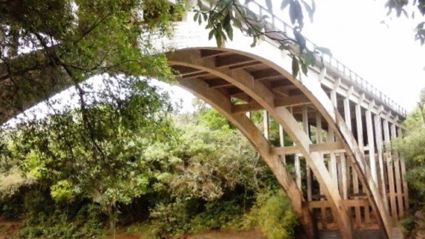A foto mostra a ponte na ERS-020, sobre o Rio dos Sinos, em Taquara. A imagem foi registrada do nível inferior da ponte, rente às bases.