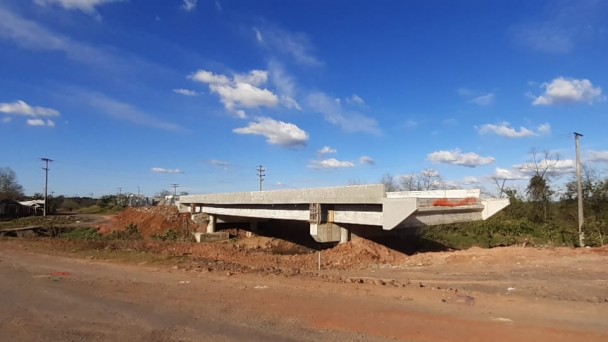 A foto mostrar uma imagem de longe da Ponte do Pampa. A pista de rolamento já está construída.