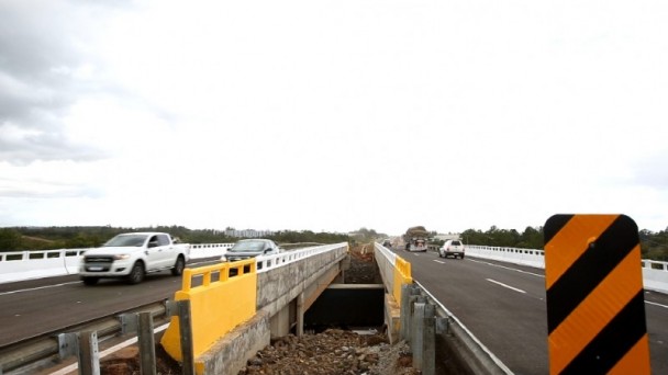 A foto mostra a duplicação da rodovia ERS-118. Na imagem, estão as quadro pistas.