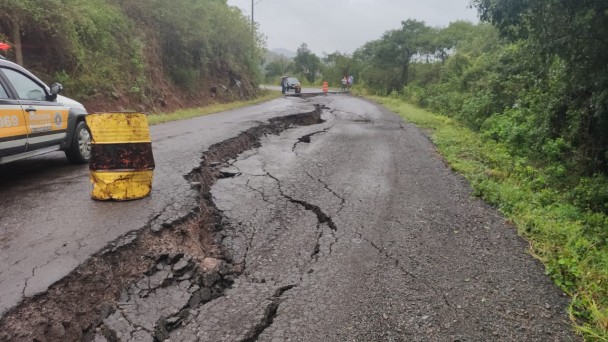 imagem mostra a rodovia VRS-826 com o asfalta danificado em razão das chuvas