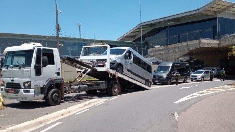 Prefeitura apreende veículo por transporte clandestino de passageiros no  aeroporto