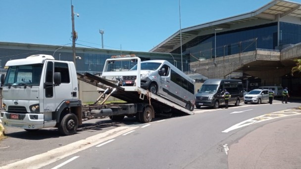 A imagem mostra um caminhão guincho carregando vans que fazia o transporte clandestino.