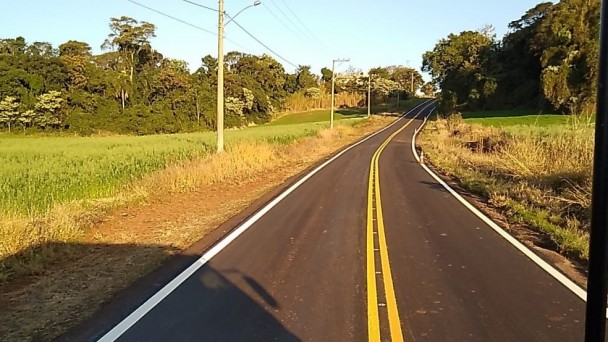 A imagem mostra uma estrada recém concluída 