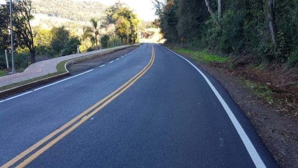 A imagem mostra uma estrada recém recuperada