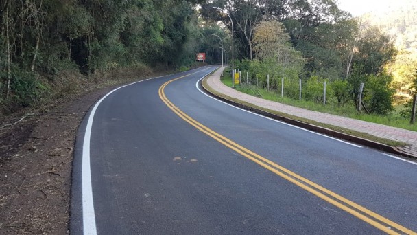 A imagem mostra uma estrada recém recuperada