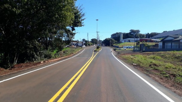 A imagem mostra uma estrada recém recuperada, após a conclusão do trecho na ERS-571
