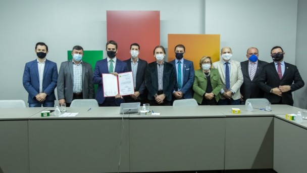 A imagem registra o governador Eduardo Leite juntamente com prefeitos e deputados que acompanharam a assinatura das autorizações.
