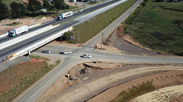 A foto mostra uma imagem aérea do Viaduto Marechal Rondon, na ERS-118. 