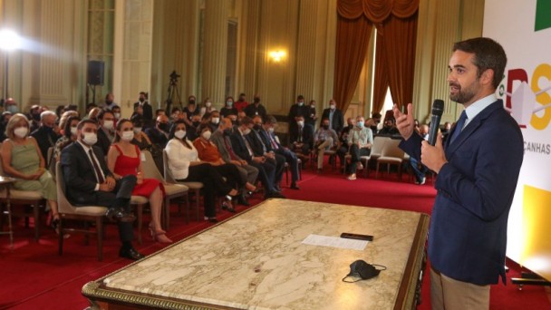A imagem mostra o Governador Eduardo Leite na cerimônia de autorização do convênio.