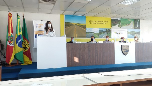 A imagem mostra a diretora-presidente da ABPv, Luciana Dantas durante seu discurso