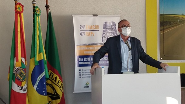 Imagem mostra o prefeito de Caxias do Sul durante sua participação no evento