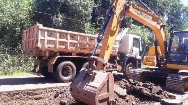 Imagem mostra retroescavadeira trabalhando no trecho