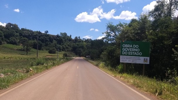 Imagem mostra placa com informações da obra