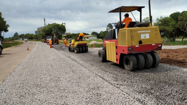 Imagem mostra máquina realizando a compactação do sedimento base