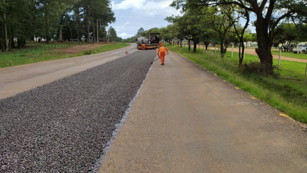 Imagem mostra máquina realizando aplicação do novo asfalto