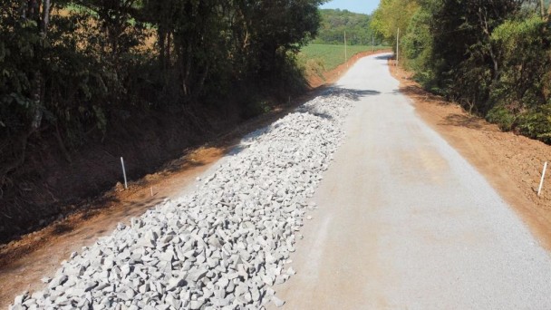 A foto mostra as primeiras camadas de pavimento aplicadas na rodovia ERS-447, no acesso ao município de Montauri.