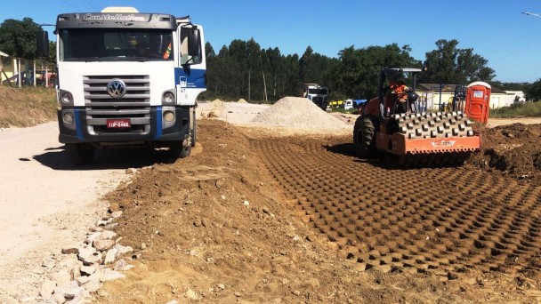 Imagem mostra máquinas compactando base do asfalto