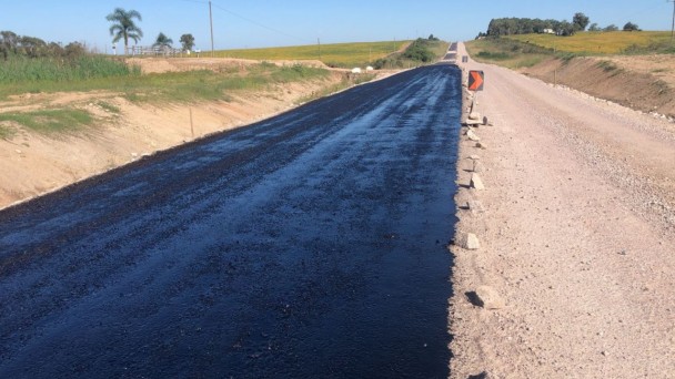 Imagem mostra trecho da rodovia com o asfalto recém aplicado