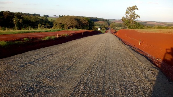 Imagem mostra trecho de estrada de chão batido.