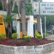imagem mostra entrada do estacionamento do edifício-sede do Daer