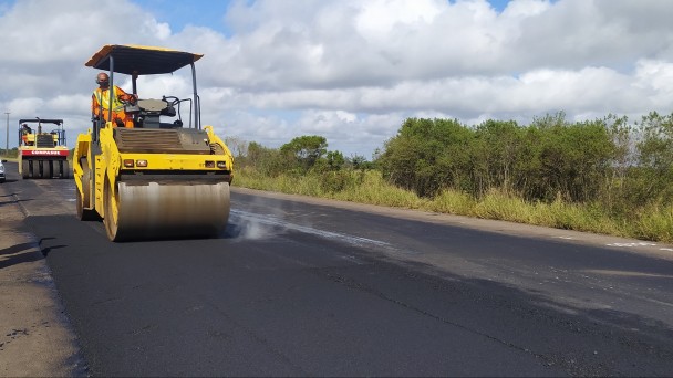 Imagem mostra máquinas realizando a compactação novo asfalto