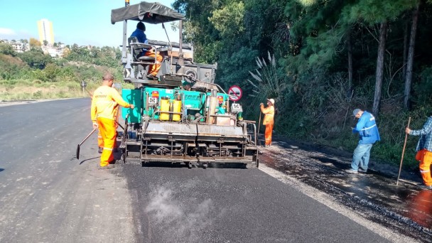 Imagem mostra máquina aplicando o novo asfalto