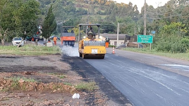 Imagem mostra rolo compressor em atividade na ERS-124