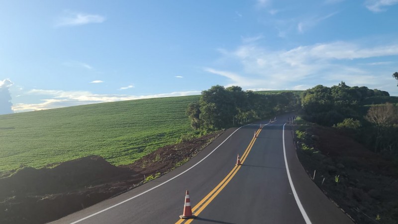 A foto mostra a rodovia ERS-324 com asfalto e sinalização renovados