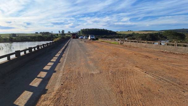 A foto mostra a ponte sobre o Rio Ibicuí, na ERS-640, parcialmente recuperada.