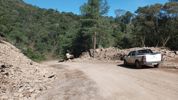 A foto mostra a ERS-435 bastante empoeirada, com um veículo passando.