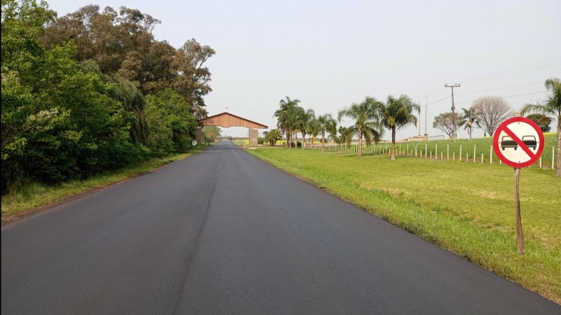 A foto mostra a rodovia de acesso ao município de Pejuçara com asfalto renovado.