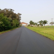 A foto mostra a rodovia de acesso ao município de Pejuçara com asfalto renovado.