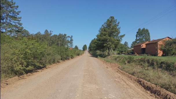 A foto mostra um trecho não asfaltado da rodovia ERS-410, em Candelária.