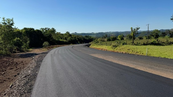 A foto mostra um trecho pavimentado da ERS-324, entre Planalto e Iraí.