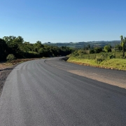 A foto mostra um trecho pavimentado da ERS-324, entre Planalto e Iraí.