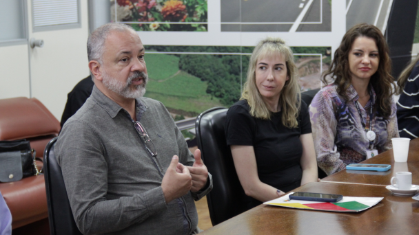 Servidores durante a reunião da comissão