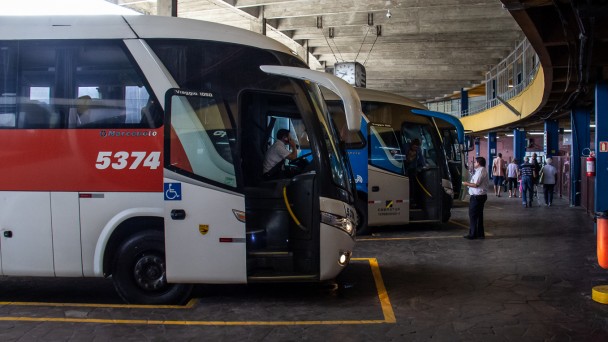 A foto mostra ônibus no setor de embarque da Rodoviária de Porto Alegre.