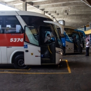 A foto mostra ônibus no setor de embarque da Rodoviária de Porto Alegre.