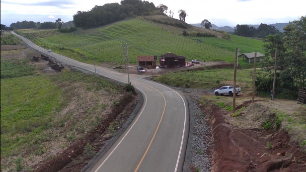 A foto mostra o trecho pavimentado da ERS-373, em Santa Maria do Herval, com propriedades rurais ao fundo.