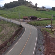 A foto mostra o trecho pavimentado da ERS-373, em Santa Maria do Herval, com propriedades rurais ao fundo.