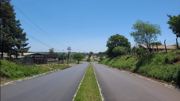 A foto mostra a rodovia ERS-551, em Eugênio de Castro, com asfalto renovado.