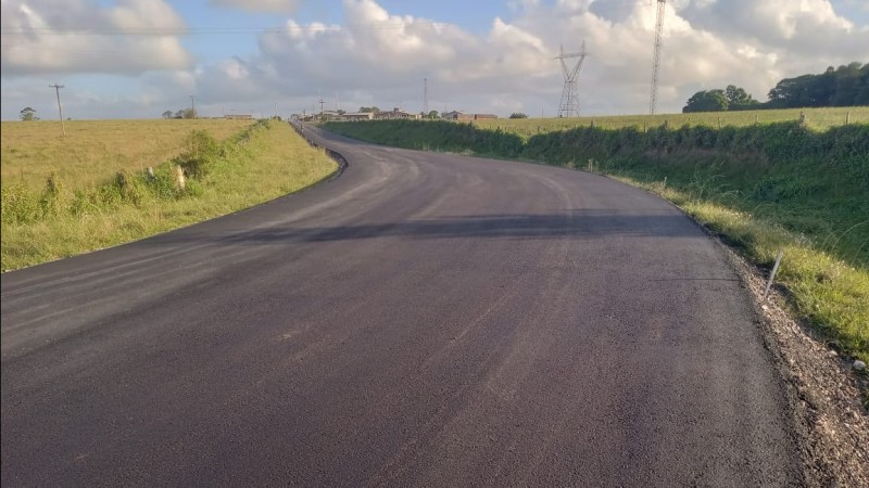 A foto mostra um trecho pavimentado do acesso municipal a Amaral Ferrador.